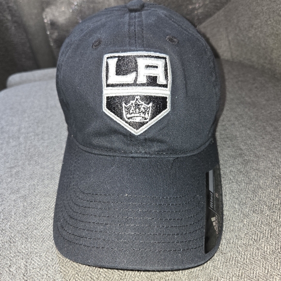 Los Angeles Kings NHL Adidas Team Logo Black Fitted Slouch Cap Hat New - Picture 2 of 7